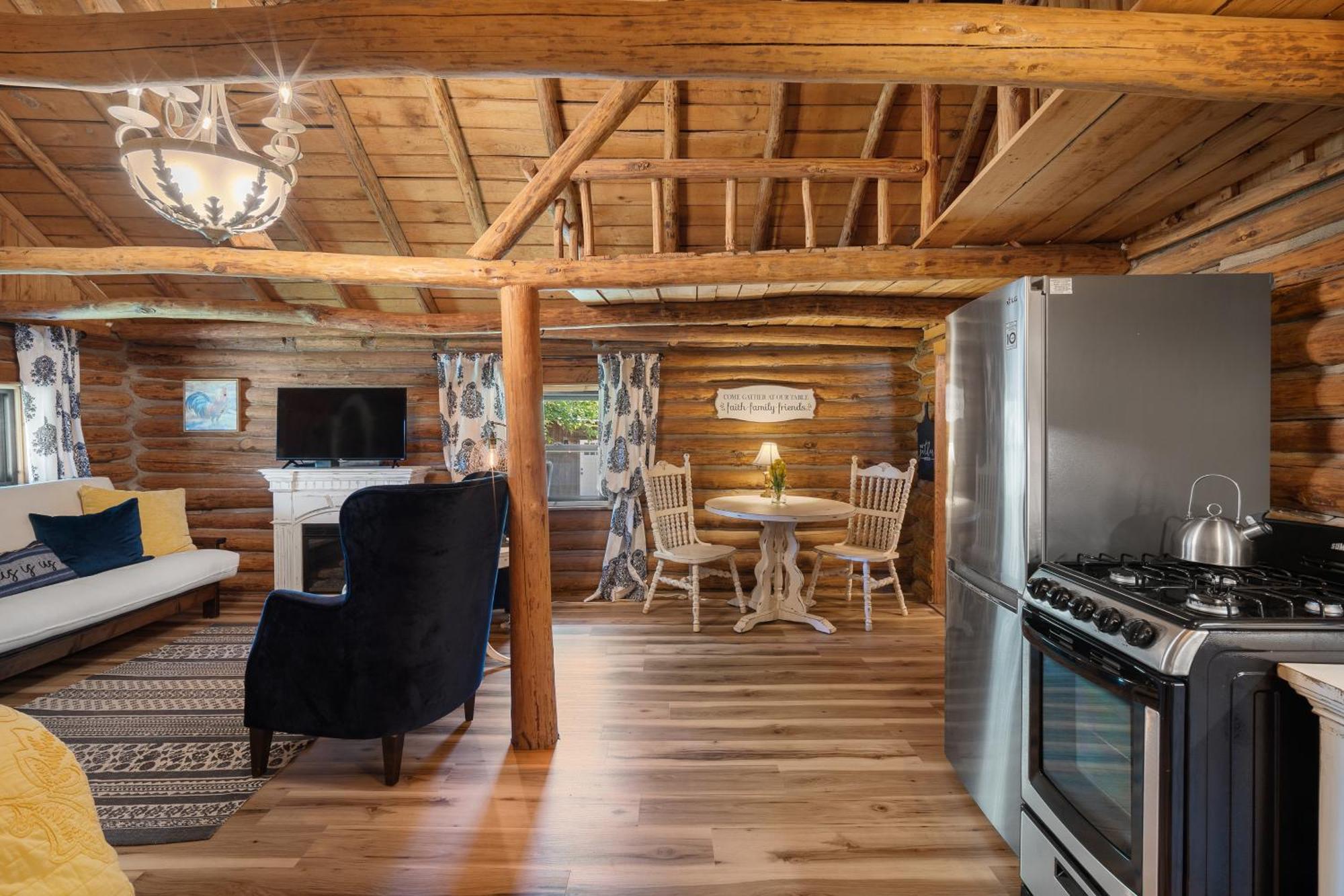 Spring Hill Farm - The Velvet Rooster Villa Alma Bagian luar foto
